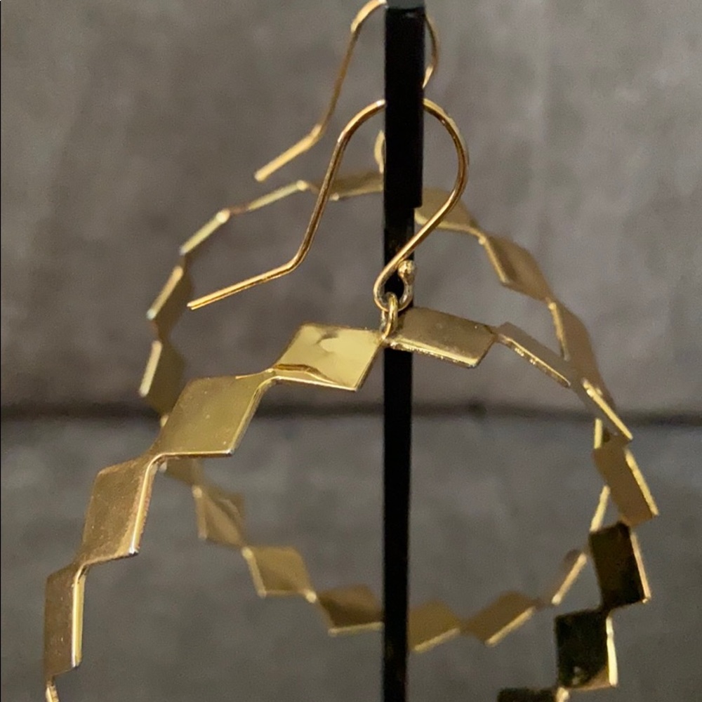 Oversized high shine gold hoop earrings - Picture 10 of 11